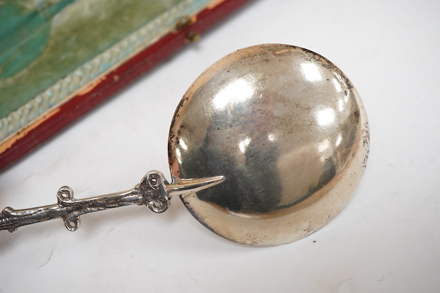 A cased pair of late Victorian silver spoons, the pierced terminals decorated with the busts of a lady and gentleman, James Dudley, London, 1898/1900, 19cm, 5.2oz.
